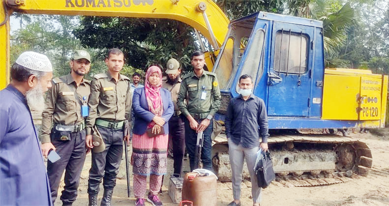 চান্দিনায় প্রশাসনের অভিযানে অবৈধ ভেক্যু মেশিনের যন্ত্রাংশ জব্দসহ লাখ টাকা জরিমানা চান্দিনায় প্রশাসনের অভিযানে অবৈধ ভেক্যু মেশিনের যন্ত্রাংশ জব্দসহ লাখ টাকা জরিমানা