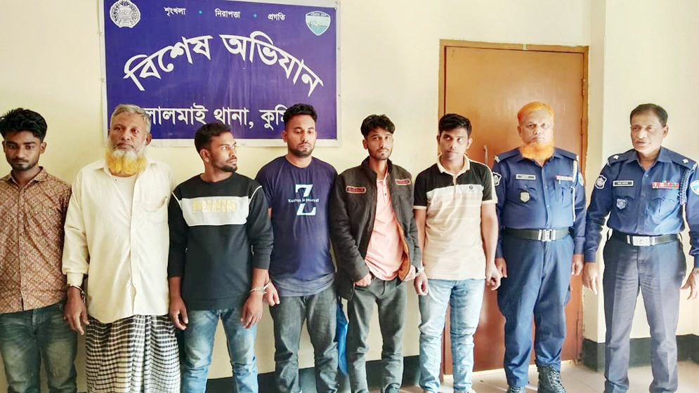 লালমাইয়ে যৌথ বাহিনীর অভিযানে ৫ ডাকাত গ্রেপ্তার লালমাইয়ে যৌথ বাহিনীর অভিযানে ৫ ডাকাত গ্রেপ্তার
