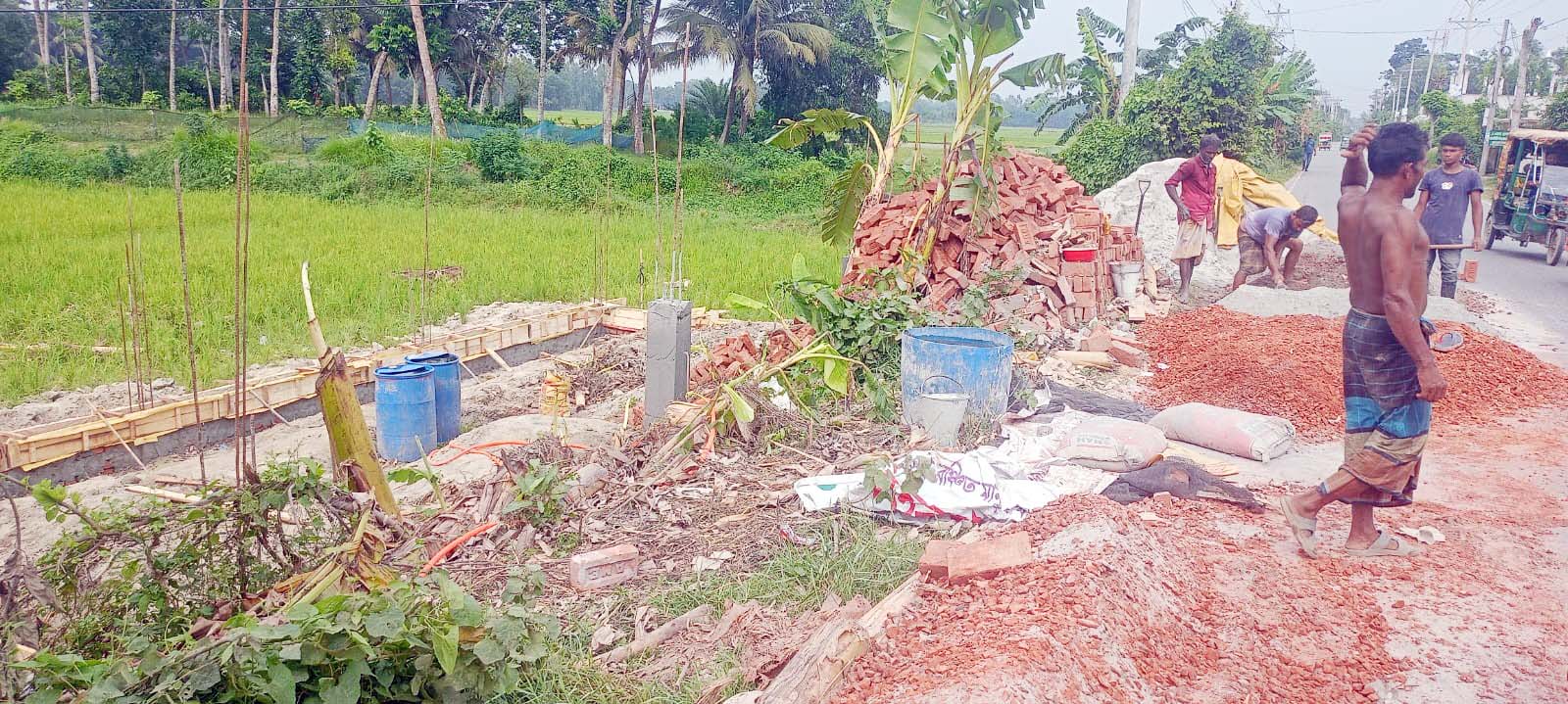 লাকসামে সড়ক ও জনপথের জায়গায় দোকানঘর নির্মাণের অভিযোগ