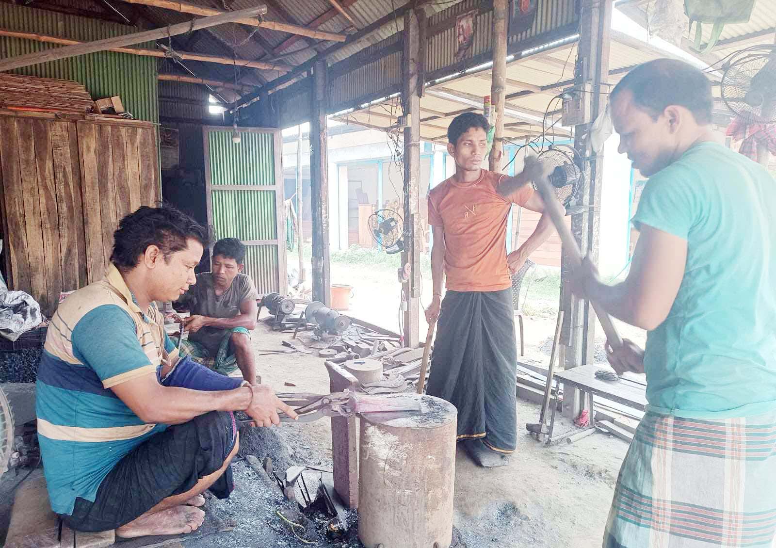 ঈদুল আজহাকে সামনে রেখে ব্যস্ত কামার শিল্পীরা ঈদুল আজহাকে সামনে রেখে ব্যস্ত কামার শিল্পীরা