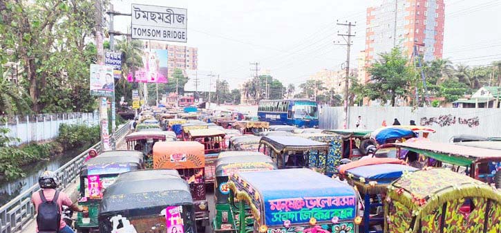 যানজটের অন্যতম স্থান কুমিল্লা শহরের টমছম ব্রিজ যানজটের অন্যতম স্থান কুমিল্লা শহরের টমছম ব্রিজ