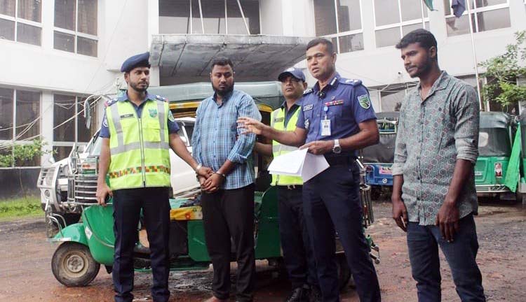 চৌদ্দগ্রামে র্যাব পরিচয়ে সিএনজি চুরিঃ সিএনজিসহ মুলহোতা গ্রেপ্তার চৌদ্দগ্রামে র্যাব পরিচয়ে সিএনজি চুরিঃ সিএনজিসহ মুলহোতা গ্রেপ্তার