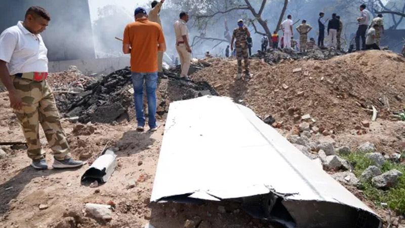 ভারতে বিমান বিধ্বস্ত: বেঁচে নেই কেউ ভারতে বিমান বিধ্বস্ত: বেঁচে নেই কেউ