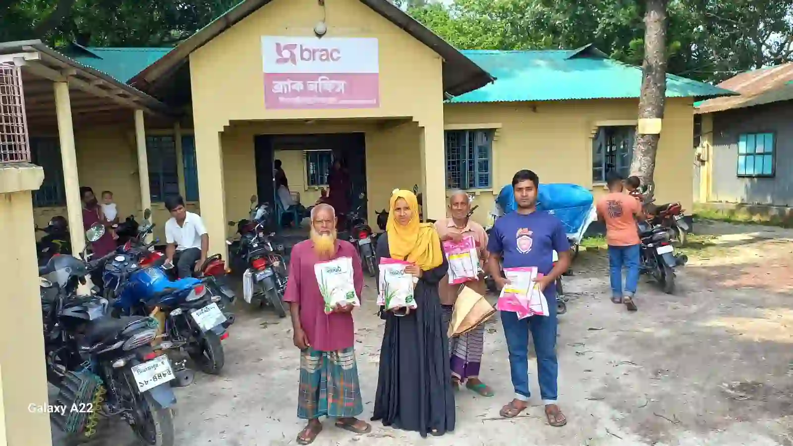 বিরামপুরে নতুন জাতের ব্র্যাক হাইব্রিড ১০ ধানের বীজ বিতরণ বিরামপুরে নতুন জাতের ব্র্যাক হাইব্রিড ১০ ধানের বীজ বিতরণ