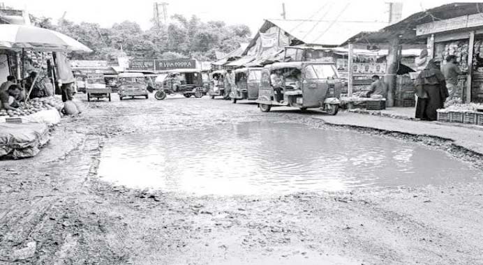চান্দিনায় খানাখন্দ ভরা সড়কে যান চলাচল ব্যাহত চান্দিনায় খানাখন্দ ভরা সড়কে যান চলাচল ব্যাহত