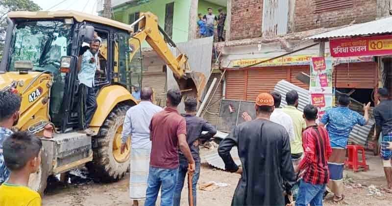 শাহরাস্তিতে সড়কের দু’পাশের ৩ শতাধিক অবৈধ স্থাপনা উচ্ছেদ শাহরাস্তিতে সড়কের দু’পাশের ৩ শতাধিক অবৈধ স্থাপনা উচ্ছেদ
