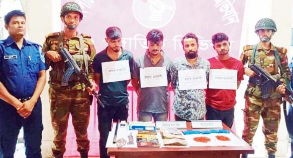 লাকসামে যৌথবাহিনীর অভিযানে  অস্ত্র ও মাদকসহ ৪ যুবক গ্রেপ্তার