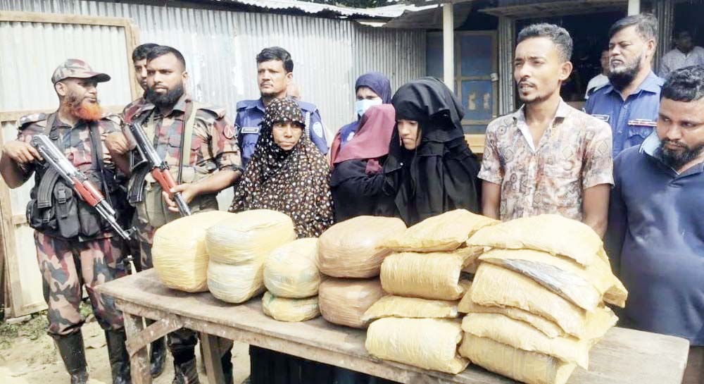 গাঁজা পাচারকালে মা-মেয়েসহ ৫ মাদক ব্যবসায়ী আটক গাঁজা পাচারকালে মা-মেয়েসহ ৫ মাদক ব্যবসায়ী আটক
