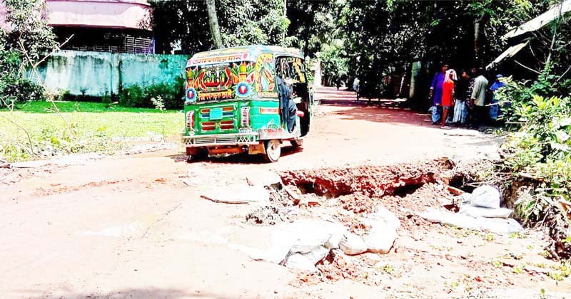 চান্দিনায় ৬ কিলোমিটার সড়কের সংস্কার কাজ ৫ মাসেও শেষ না হওয়ায় এলাকাবাসীর দুর্ভোগ চান্দিনায় ৬ কিলোমিটার সড়কের সংস্কার কাজ ৫ মাসেও শেষ না হওয়ায় এলাকাবাসীর দুর্ভোগ