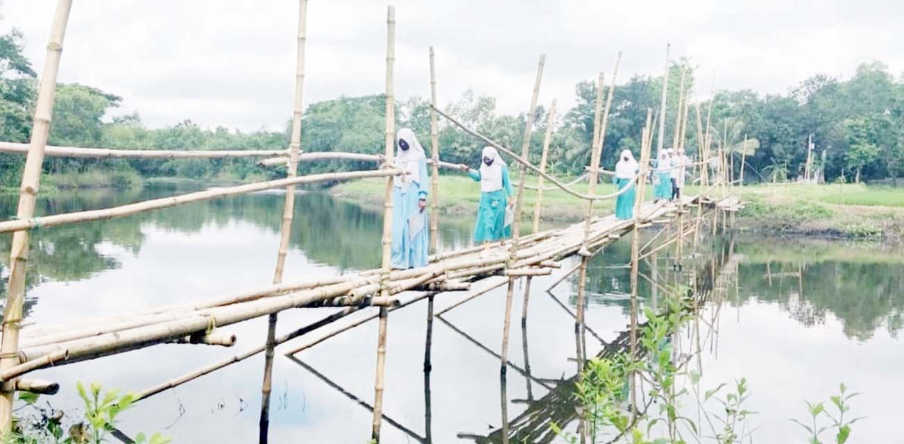 লালমাইয়ে ৪০ বছর ধরে বাঁশের সাঁকোতেই পারাপার লালমাইয়ে ৪০ বছর ধরে বাঁশের সাঁকোতেই পারাপার