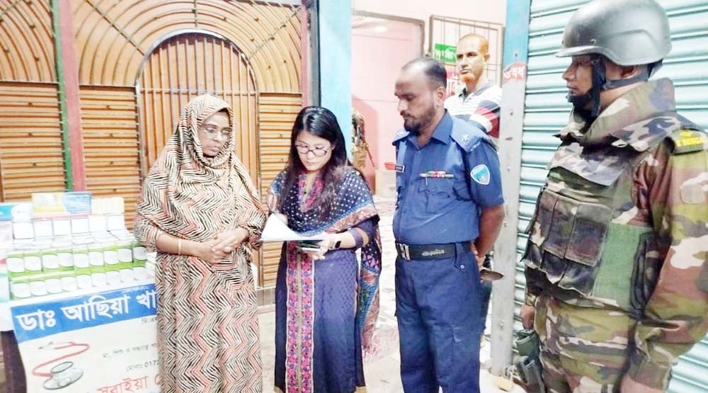লালমাইয়ে গাইনি চিকিৎসক সেজে ১০ বছর ধরে প্রতারণা লালমাইয়ে গাইনি চিকিৎসক সেজে ১০ বছর ধরে প্রতারণা