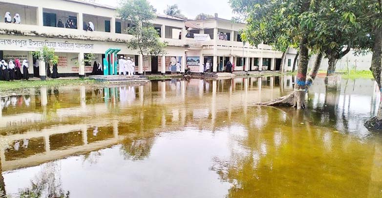 মনোহরগঞ্জের লক্ষনপুর ফাযিল মাদরাসা মাঠে  জলাবদ্ধতাঃ দুর্ভোগে শিক্ষক-শিক্ষার্থীরা
