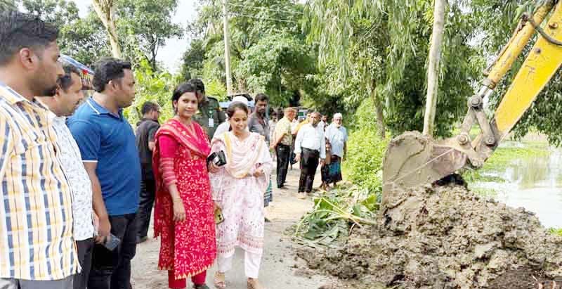মনোহরগঞ্জে জলাবদ্ধতা নিরসনে উপজেলা প্রশাসনের অবৈধ বাঁধ ও স্থাপনা অপসারণ মনোহরগঞ্জে জলাবদ্ধতা নিরসনে উপজেলা প্রশাসনের অবৈধ বাঁধ ও স্থাপনা অপসারণ