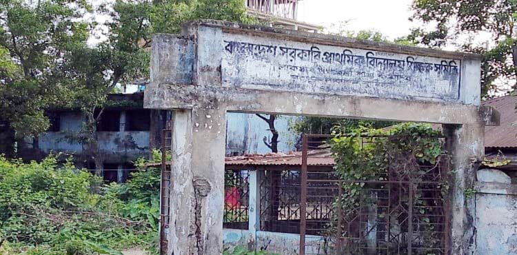 <span class="entry-title-primary">বেহাত হওয়ার সম্ভাবনা ৬০ শতাংশ ভ‚মি</span> <span class="entry-subtitle">লাকসাম উপজেলা প্রাথমিক শিক্ষক সমিতির কার্যালয় এখন ভ‚তের বাড়ী</span>