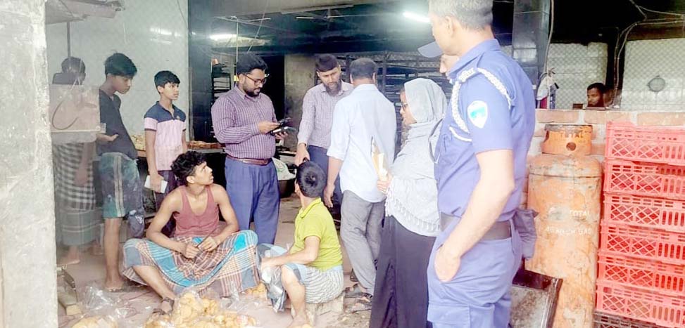 কুমিল্লা সদর দক্ষিনে মোড়ক পরিবর্তন করে মেয়াদোত্তীর্ণ বিস্কুট বিক্রির অপরাধে ৬০ হাজার টাকা জরিমানা কুমিল্লা সদর দক্ষিনে মোড়ক পরিবর্তন করে মেয়াদোত্তীর্ণ বিস্কুট বিক্রির অপরাধে ৬০ হাজার টাকা জরিমানা