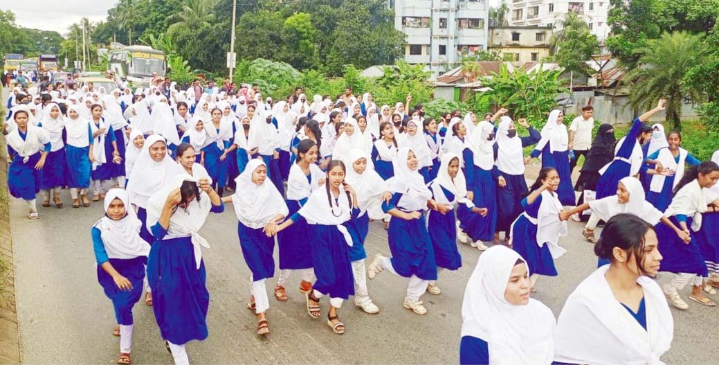 চান্দিনায় ২টি বালিকা বিদ্যালয়ের প্রধান শিক্ষকের বিরুদ্ধে যৌন হয়রানির অভিযোগে শিক্ষার্থীদের মহাসড়ক অবরোধ চান্দিনায় ২টি বালিকা বিদ্যালয়ের প্রধান শিক্ষকের বিরুদ্ধে যৌন হয়রানির অভিযোগে শিক্ষার্থীদের মহাসড়ক অবরোধ