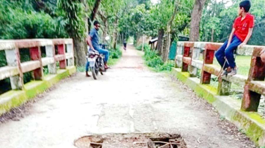 চাটখিলে সেতু ভেঙ্গে ভোগান্তিতে এলাকাবাসী