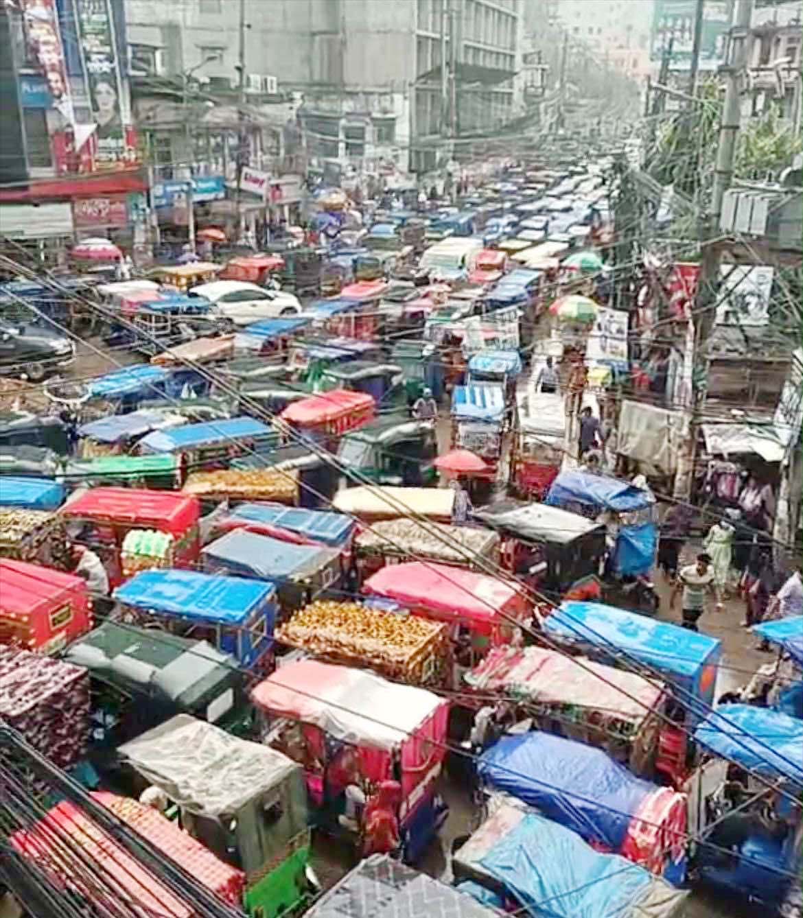 কুমিল্লা শহরে চলাচলকারীরা ভয়াবহ যানজটের যন্ত্রনায় অতিষ্ঠ!