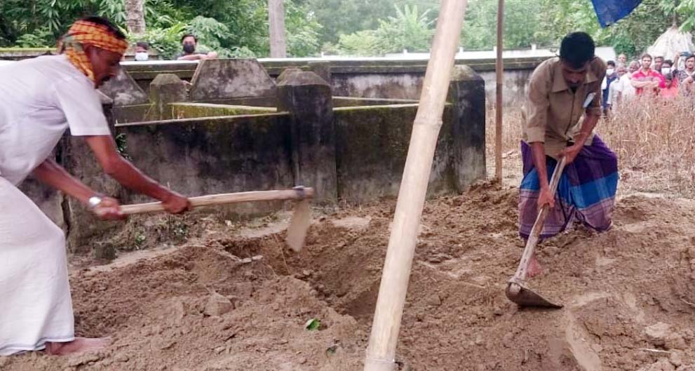 লালমাইয়ে দাফনের ২৫ দিন পর আদালতের নির্দেশে  কবর থেকে নব বিবাহিত যুবকের লাশ উত্তোলন