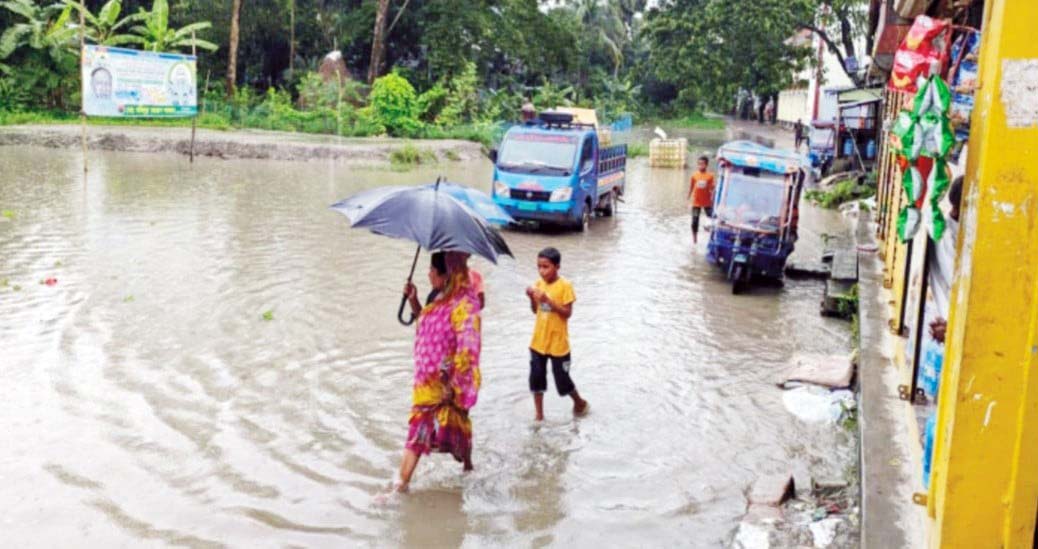 মুরাদনগরে সামান্য বৃষ্টিতেই রাস্তায় হাটুপানি  ব্যবসায়ী, ছাত্র-ছাত্রী ও পথচারীদের দুর্ভোগ