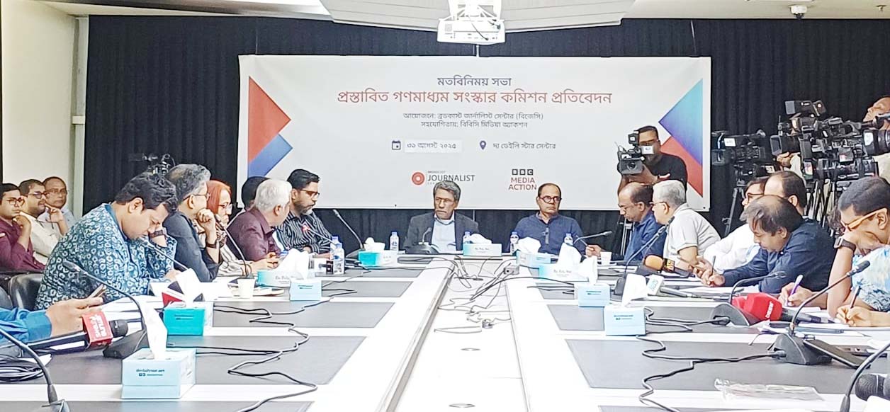 গণমাধ্যমের স্বাধীনতা নিশ্চিত করতে রাজনৈতিক  দলগুলোকে অঙ্গীকার করতে হবেঃ -আলী রীয়াজ