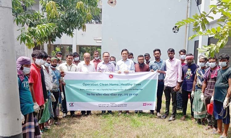 বুড়িচংয়ে ডেঙ্গু প্রতিরোধে পরিস্কার-পরিচ্ছন্নতা অভিযান