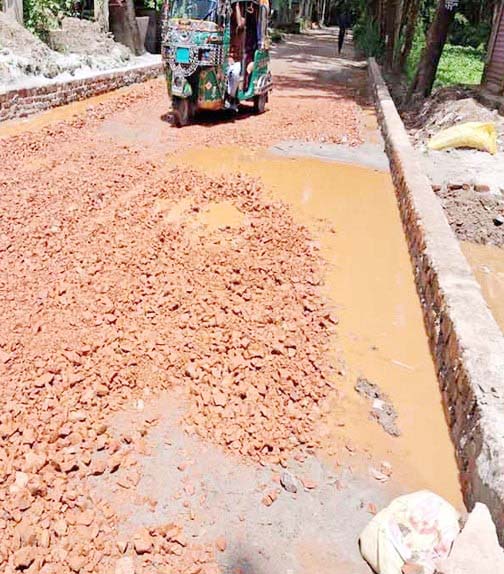 চাটখিলে সড়ক নির্মাণে নিম্নমানের সামগ্রী ব্যবহার  করায় কাজ বন্ধ রাখার নির্দেশ নির্বাহী প্রকৌশলীর