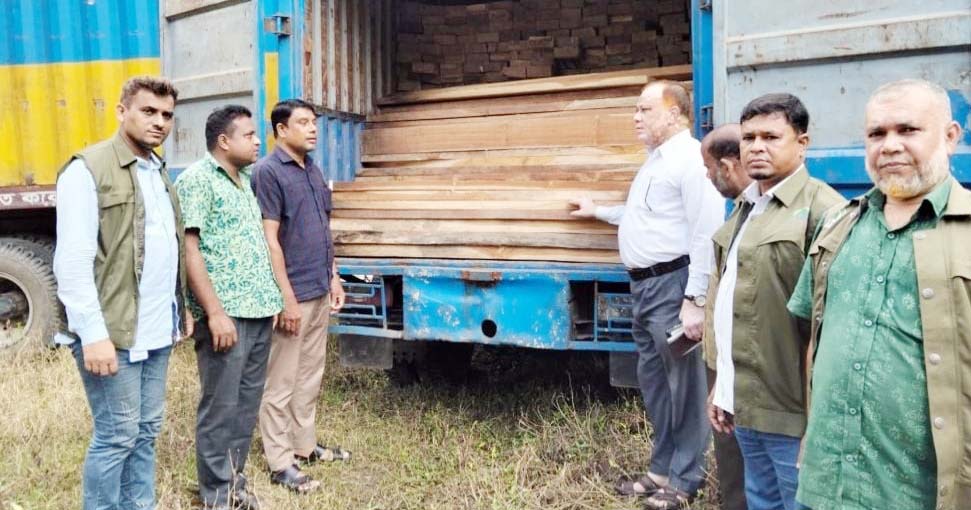 সুয়াগাজীতে ৬ লাখ টাকার চোরাই সেগুন কাঠ জব্দ সুয়াগাজীতে ৬ লাখ টাকার চোরাই সেগুন কাঠ জব্দ