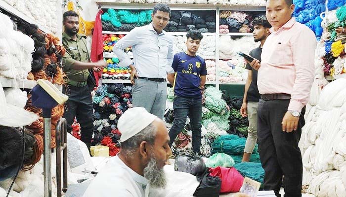 লাকসামে ভ্রাম্যমাণ আদালতে ১ লাখ ২০ হাজার টাকা জরিমানা আদায় লাকসামে ভ্রাম্যমাণ আদালতে ১ লাখ ২০ হাজার টাকা জরিমানা আদায়