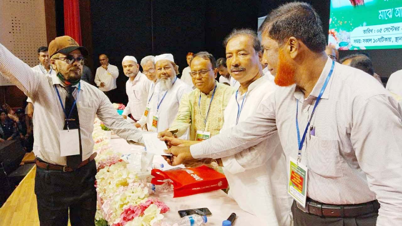 লাকসামে মাধ্যমিক শিক্ষক সমিতির নির্বাহী কমিটির পরিচিত  সভা ও অবসরপ্রাপ্ত শিক্ষক-কর্মচারীদের মাঝে সম্মাননা প্রদান