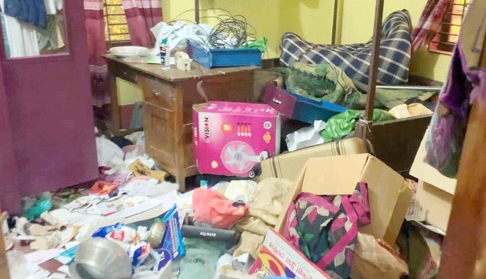 লালমাইয়ে প্রবাসীর বাবা ও স্ত্রীকে বেঁধে ডাকাতি