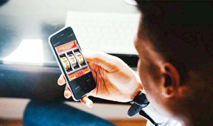 অনলাইনে জুয়ার ফাঁদে নিঃস্ব হাজারো মানুষ! অনলাইনে জুয়ার ফাঁদে নিঃস্ব হাজারো মানুষ!