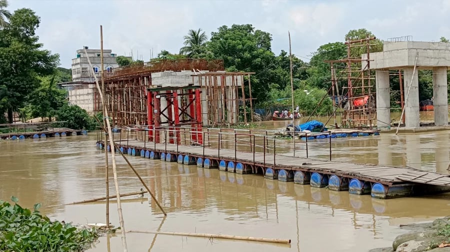 নির্ধারিত সময়ে ব্রীজের কাজ সম্পন্ন না হওয়ায়  ভোগান্তিতে ৪৫ গ্রামের দেড় লক্ষাধিক মানুষ