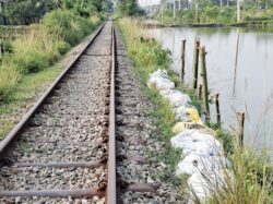 লাকসাম-নোয়াখালী রেলপথের কালিয়াচৌতে বাঁশের খুঁটি আর  মাটির বস্তা দিয়ে মেরামত করা ঝুঁকিপূর্ণ লাইন দিয়ে চলছে ট্রেন!