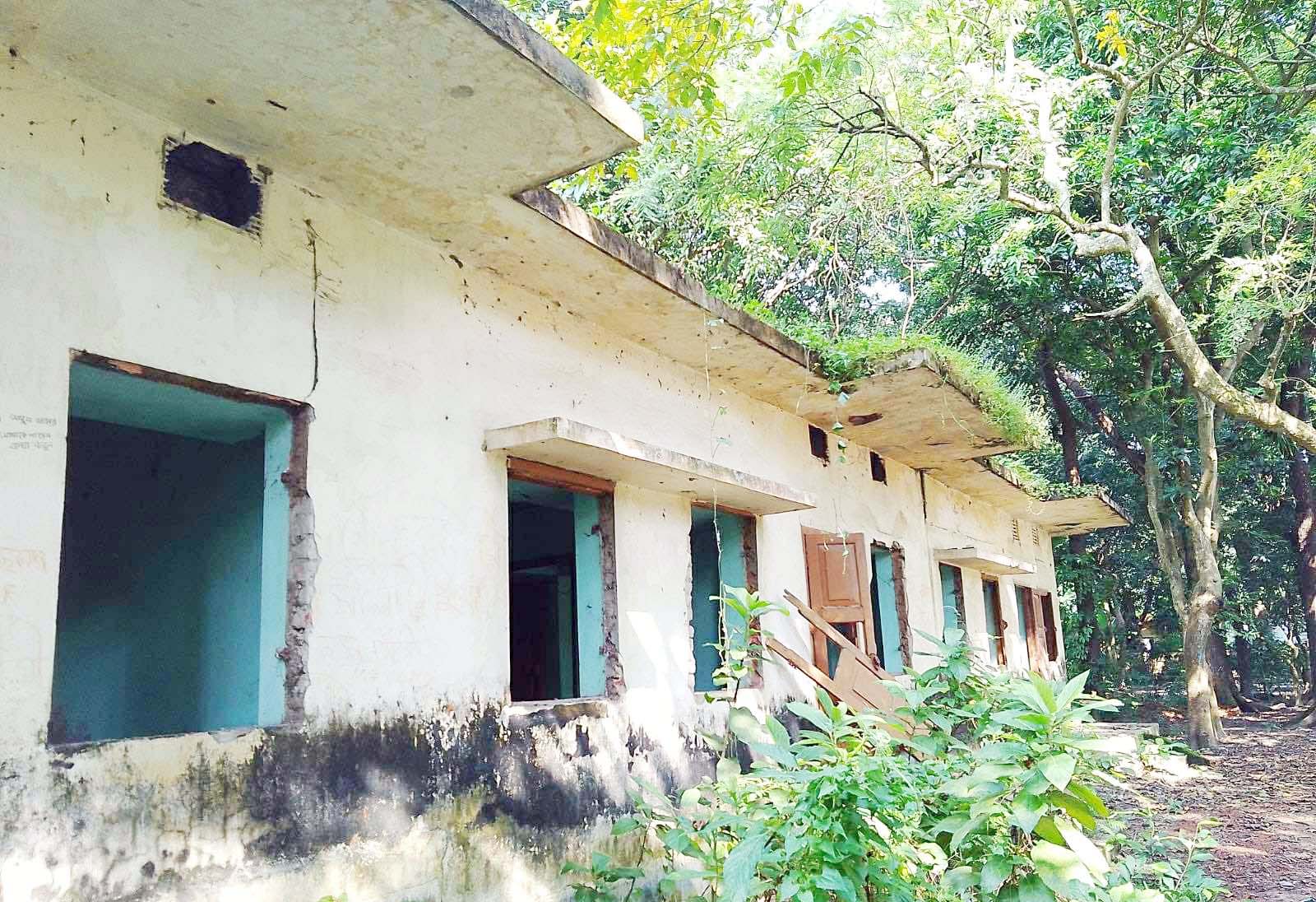 <span class="entry-title-primary">পরিত্যক্ত কোয়ার্টারে বসছে মাদকের আখড়াঃ ছাদ থেকে খসে পড়ছে পলেস্তেরা</span> <span class="entry-subtitle">লাকসাম উপজেলা স্বাস্থ্য কমপ্লেক্সের ঝুকিপূর্ণ ভবনে চলছে স্বাস্থ্যসেবা</span>