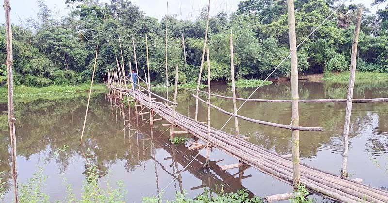 লালমাইয়ে ৭ গ্রামের ২০ হাজার মানুষের চলাচলের একমাত্র ভরসা নড়বড়ে সাঁকো লালমাইয়ে ৭ গ্রামের ২০ হাজার মানুষের চলাচলের একমাত্র ভরসা নড়বড়ে সাঁকো