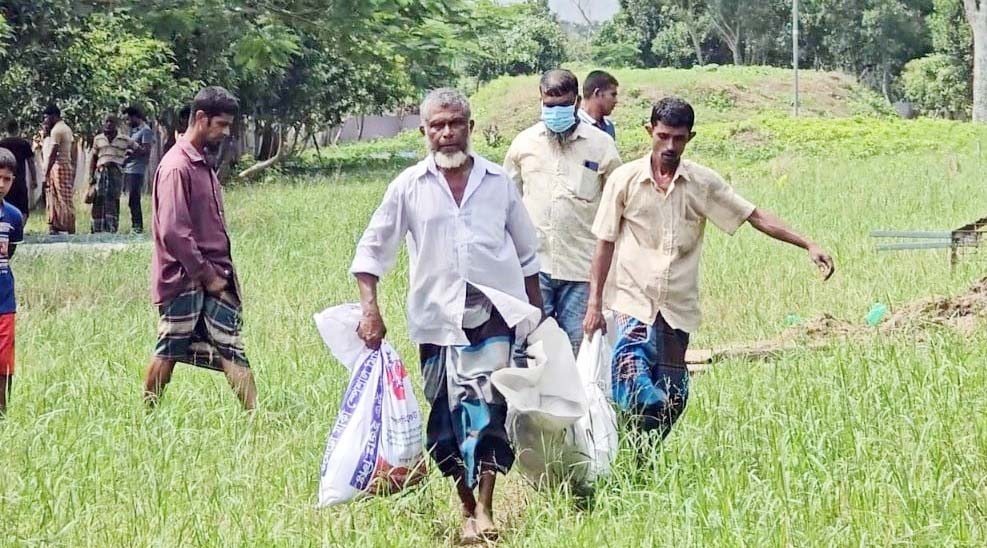 মুরাদনগরে দাফনের ১৯ দিন পর স্কুলছাত্রীর লাশ উত্তোলন মুরাদনগরে দাফনের ১৯ দিন পর স্কুলছাত্রীর লাশ উত্তোলন