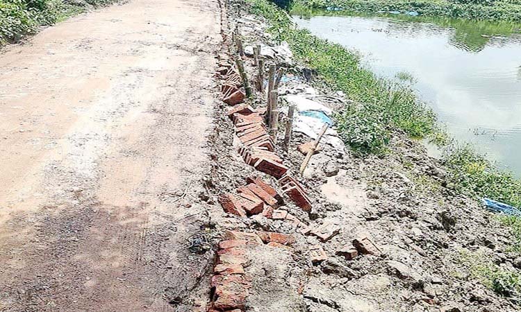 মুরাদনগরে পুকুর ও খাল খননের  কারনে ভেঙ্গে যাচ্ছে গ্রামীন সড়ক