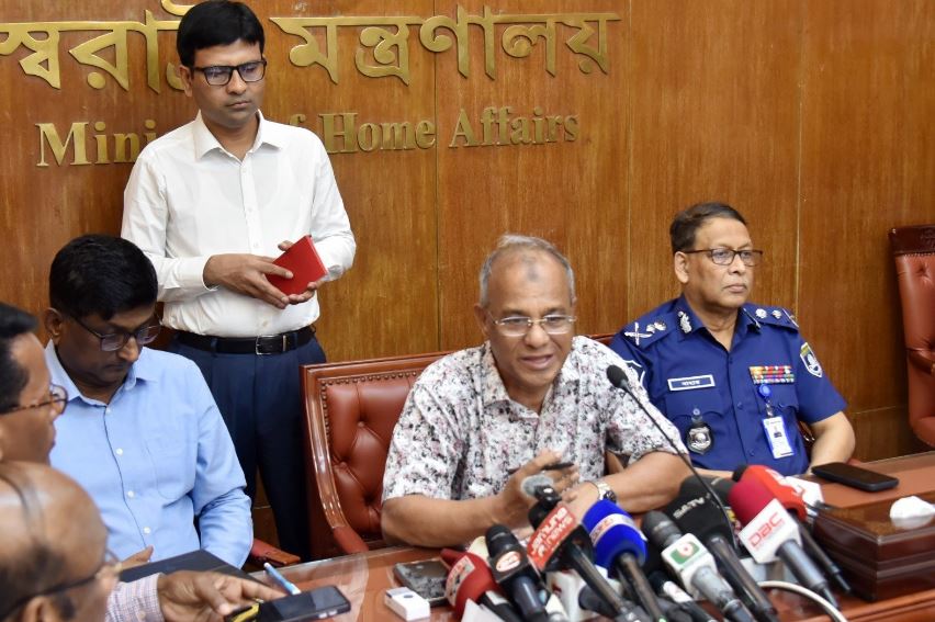 প্রবাসীদের জন্য পাসপোর্ট ফি কমানো হবে: স্বরাষ্ট্র উপদেষ্টা