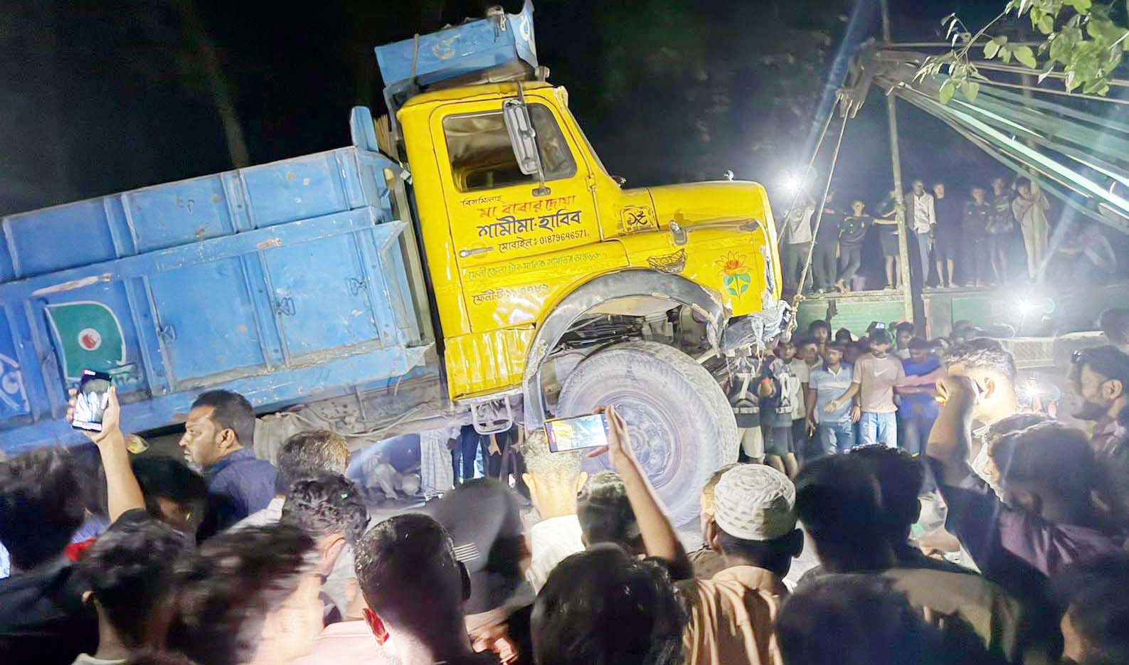 চৌদ্দগ্রামে ট্রাক—সিএনজি অটোরিকশার ত্রি—মুখি সংঘর্ষে ৩ জন নিহত চৌদ্দগ্রামে ট্রাক—সিএনজি অটোরিকশার ত্রি—মুখি সংঘর্ষে ৩ জন নিহত