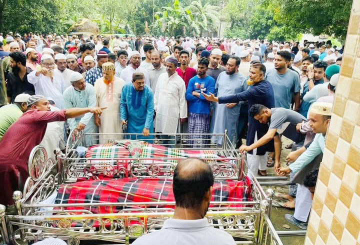 সড়ক দূর্ঘটনায় নিহত চৌদ্দগ্রামের ৫ নারীর দাফন সম্পন্ন