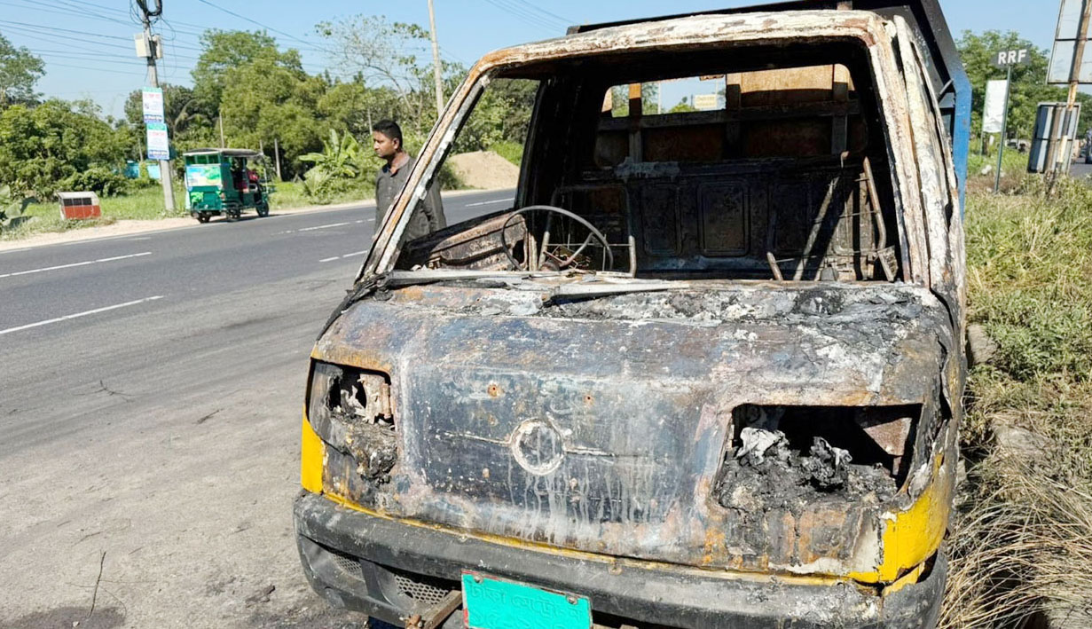 চৌদ্দগ্রামে পিকআপভ্যানে দুর্বৃত্তদের আগুন চৌদ্দগ্রামে পিকআপভ্যানে দুর্বৃত্তদের আগুন