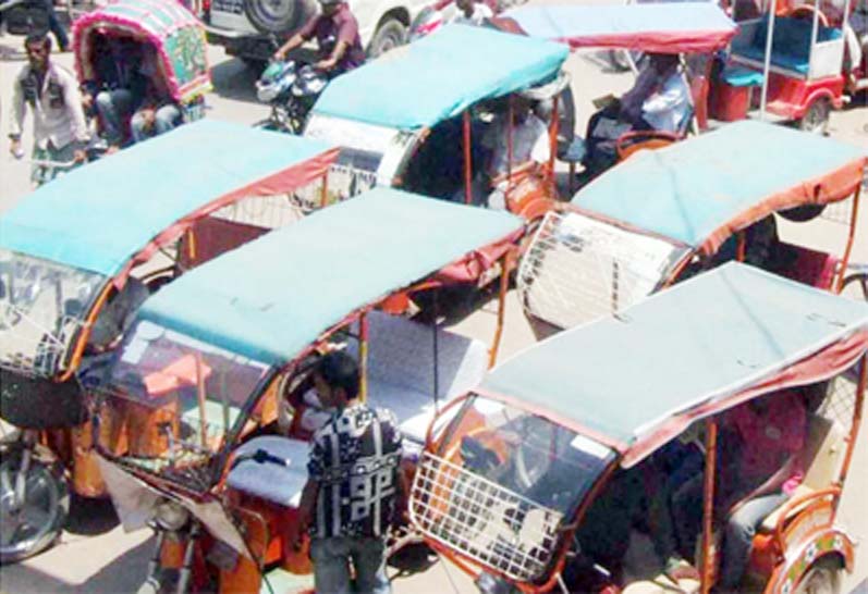 ইজিবাইক ও মিশুকের যন্ত্রনায় লাকসাম পৌরবাসী অতিষ্ঠ