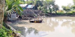 ঝুঁকিতে সরকারি রাস্তা ও রিটেইনিং ওয়াল চান্দিনায় রাস্তার পাশবর্তী পুকুর থেকে বালু উত্তোলন!