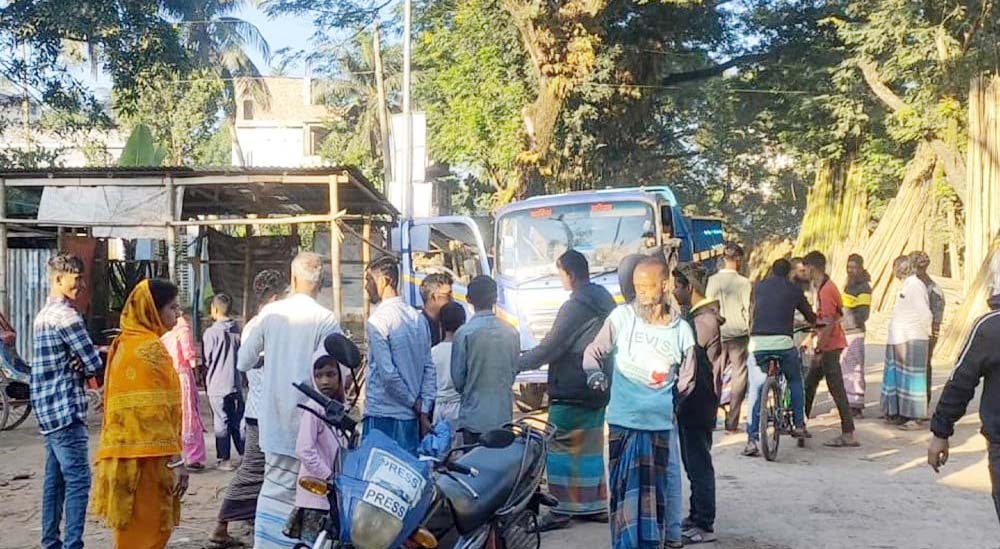 চান্দিনায় ট্রাক চালক—ব্যবসায়ীকে গাছে বেঁধে ৬টি গরু লুট চান্দিনায় ট্রাক চালক—ব্যবসায়ীকে গাছে বেঁধে ৬টি গরু লুট