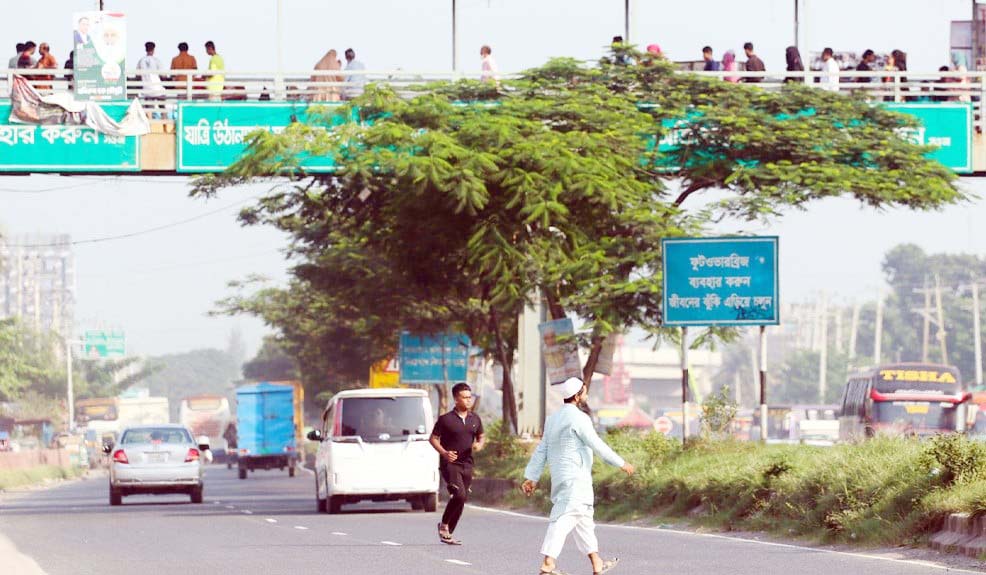 <span class="entry-title-primary">৬ মাসে ৪৯৩টি দুর্ঘটনায় ৩২৬ জন নিহত</span> <span class="entry-subtitle">মহাসড়কের কুমিল্লা অংশে ফুট  ওভারব্রিজ ব্যবহারে অনীহা</span>