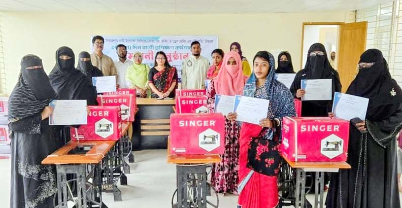 লালমাইয়ে নারী উদ্যোক্তাদের মাঝে সনদ ও উপহার বিতরন