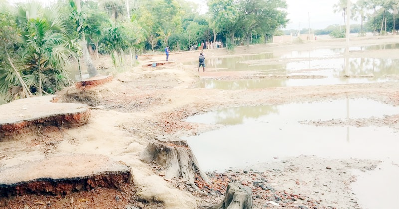 কুমিল্লা জেলার বিভিন্ন উপজেলায় রাস্তা ও ব্রিজের নির্মাণ-সংস্কার কাজ  বন্ধ রাখায় অর্ধশতাধিক ঠিকাদারি প্রতিষ্ঠানের সম্পাদিত চুক্তি বাতিল