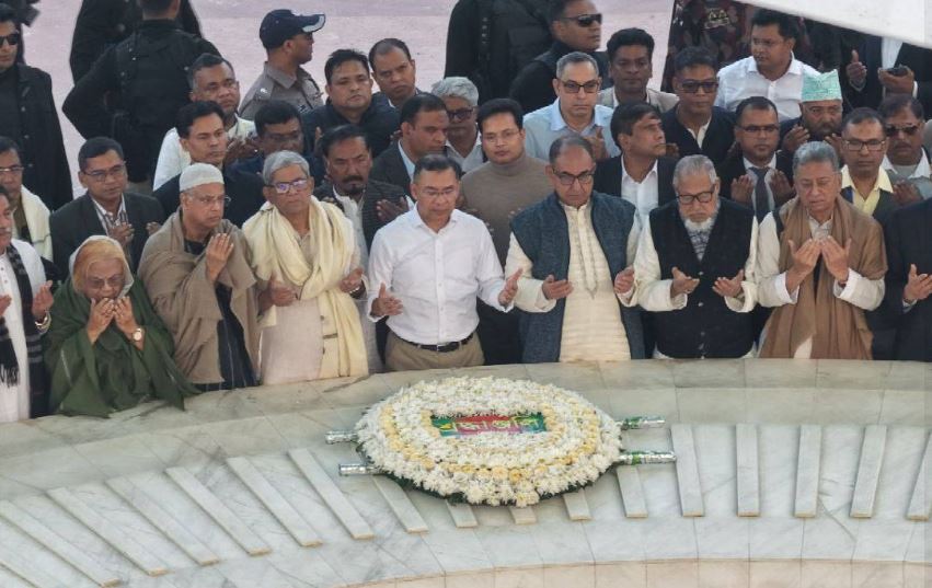 বাবার কবর জিয়ারত করলেন তারেক রহমান