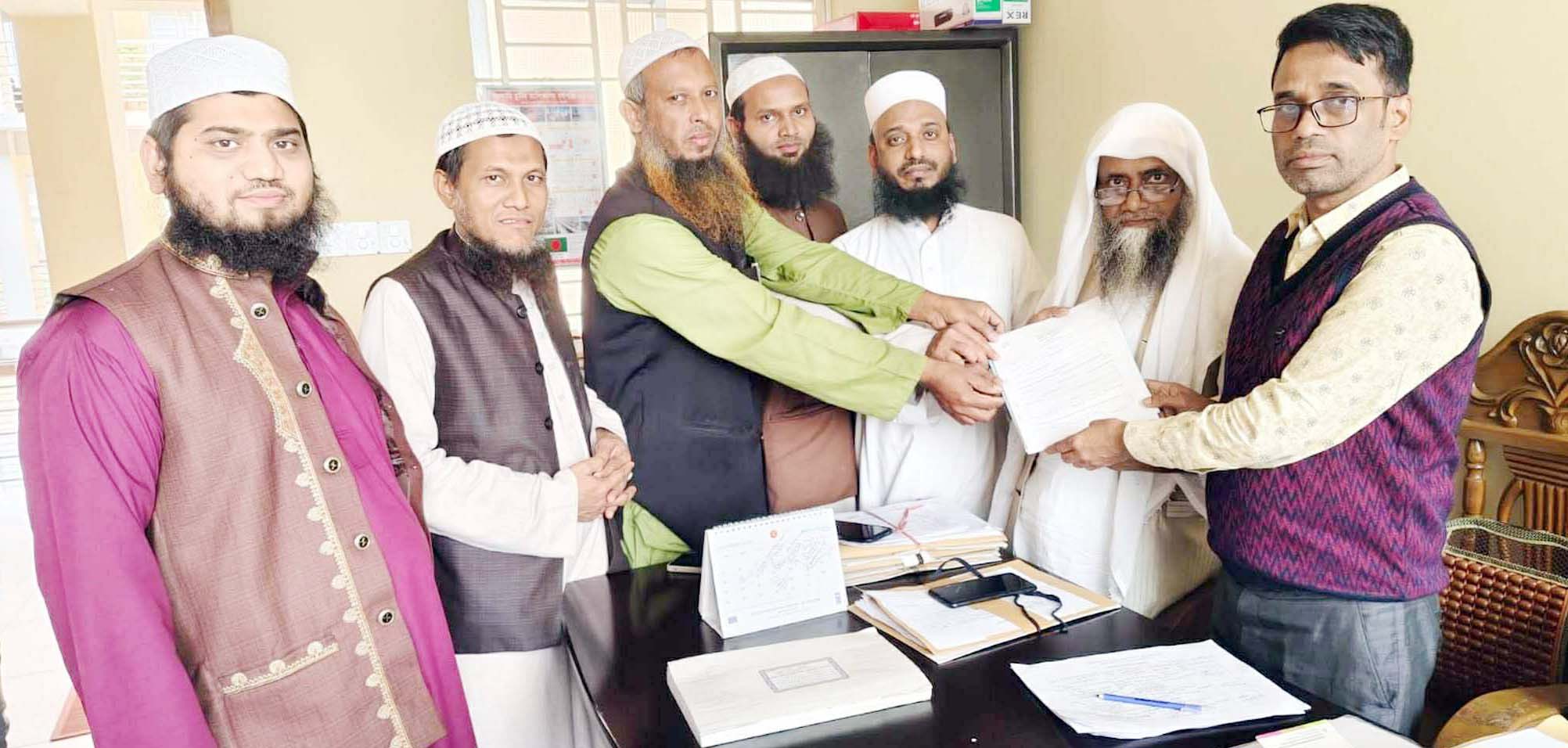 কুমিল্লা-৯ আসনে বাংলাদেশ খেলাফত মজলিস মনোনীত  প্রার্থী মুফতী মাহবুবুর রহমানের মনোনয়নপত্র সংগ্রহ